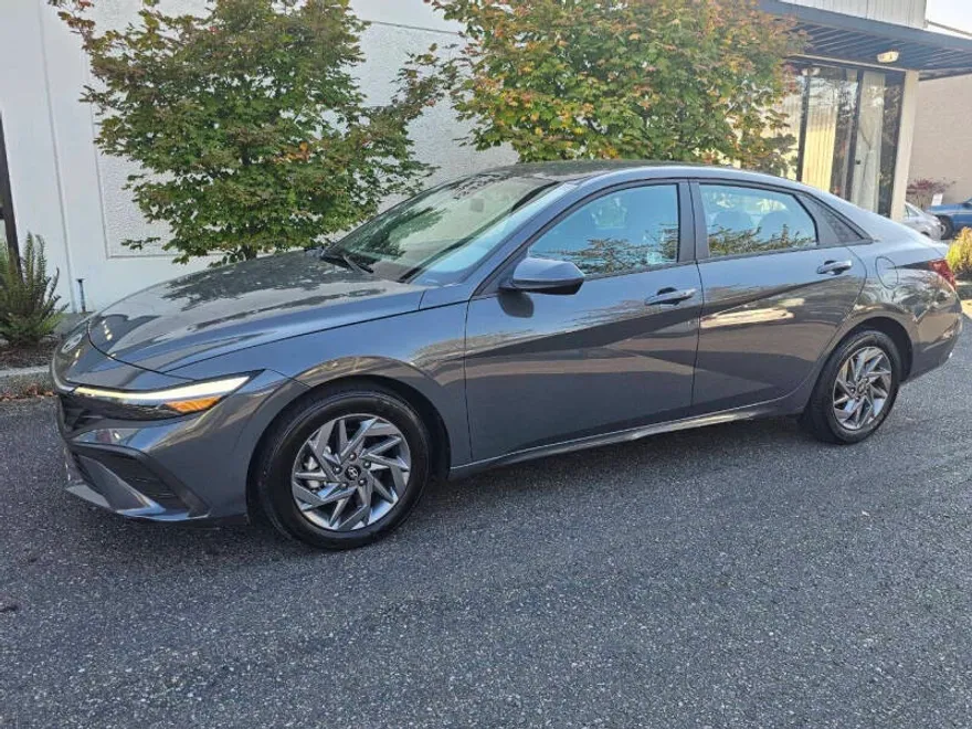 2024 Hyundai Elantra SEL photo 1