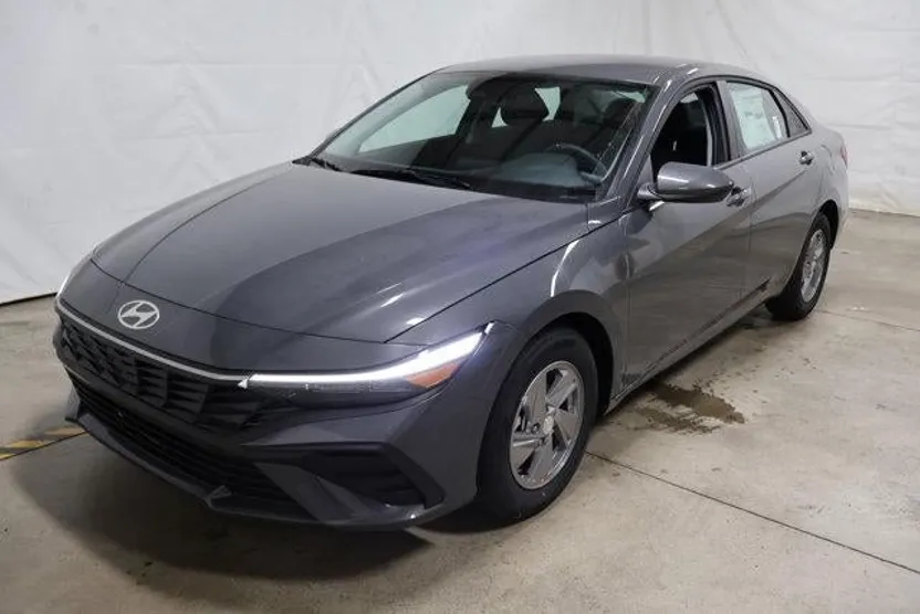 2025 Hyundai Elantra SE photo 1