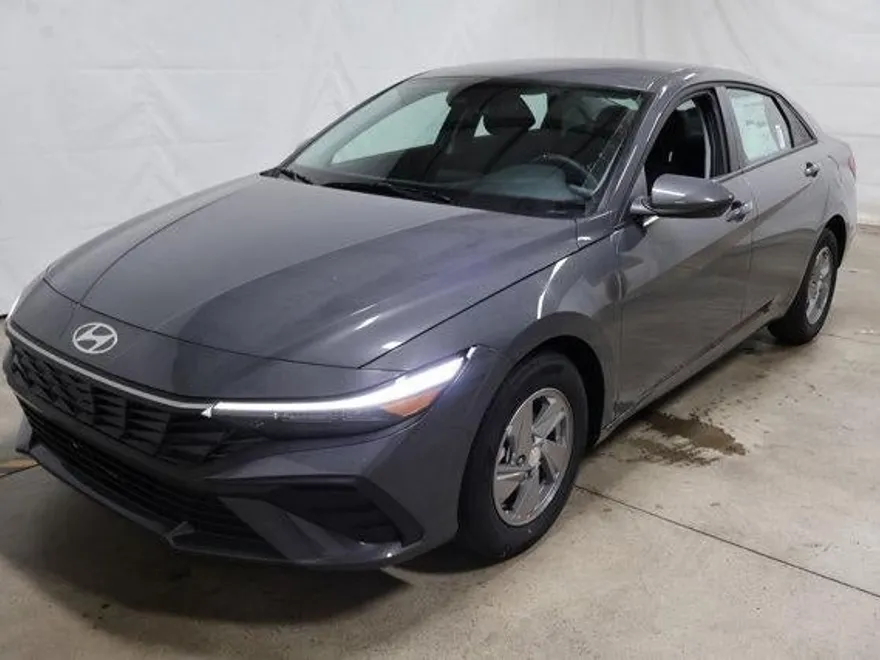 2025 Hyundai Elantra SE photo 1