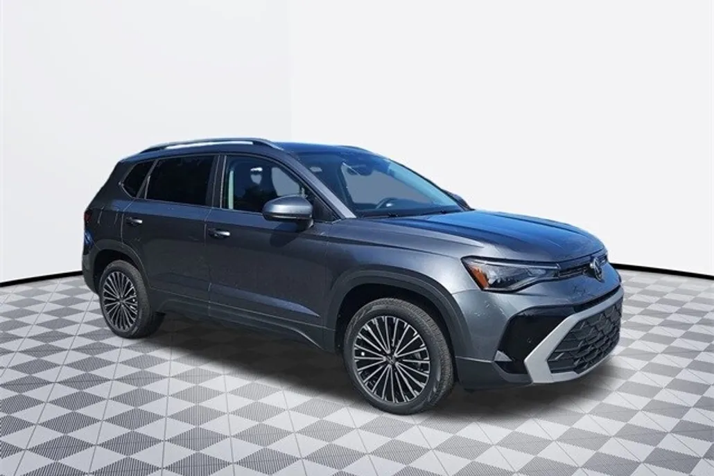 2025 Volkswagen Taos SE photo 1