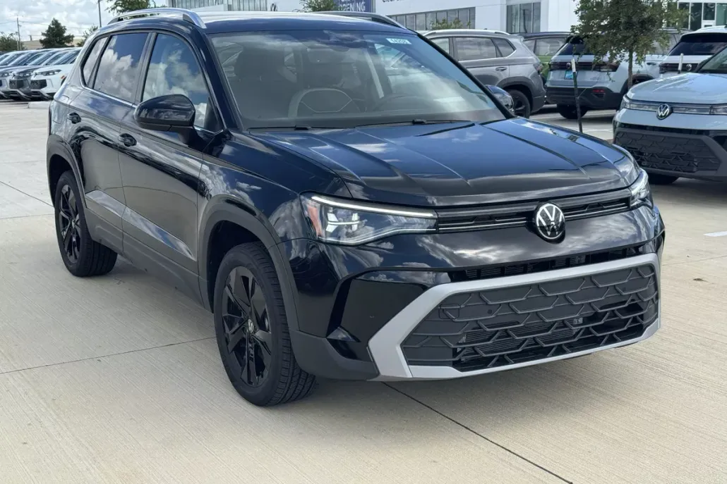 2025 Volkswagen Taos SE photo 1