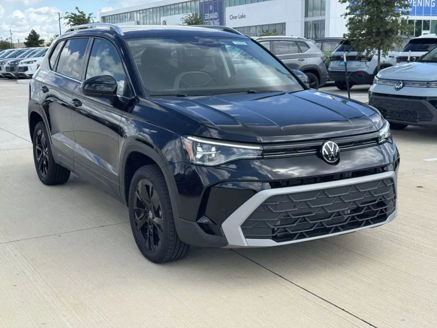 2025 Volkswagen Taos SE photo 1