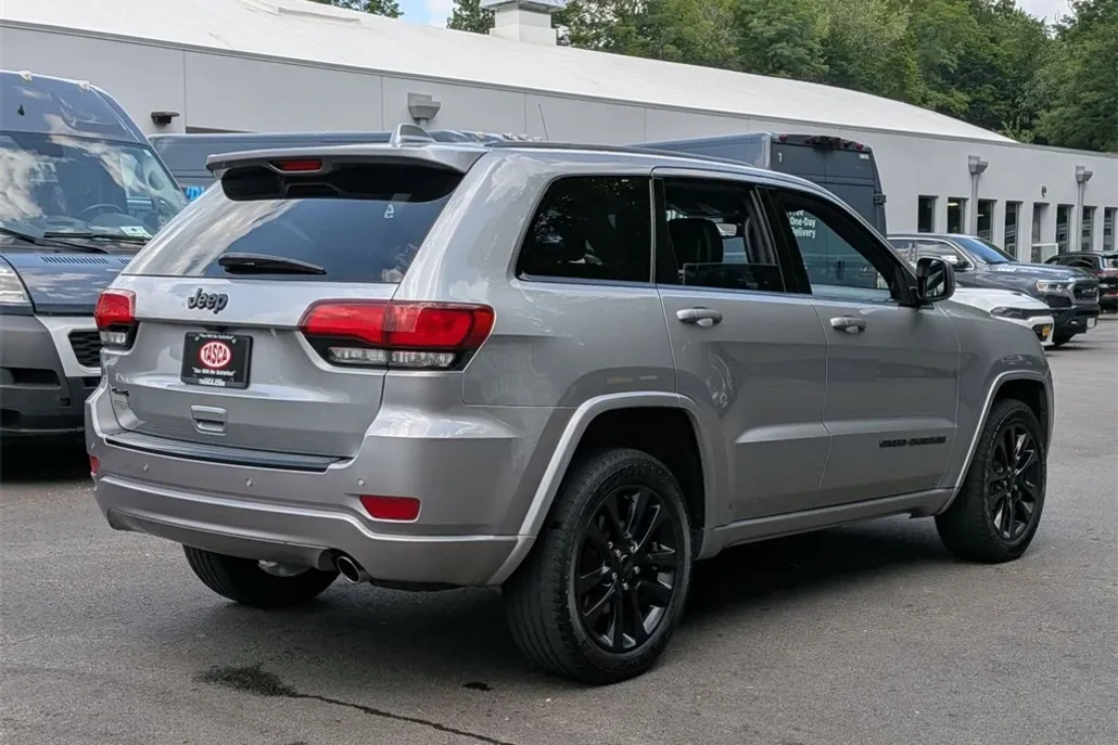 2017 Jeep Grand Cherokee Altitude photo 1