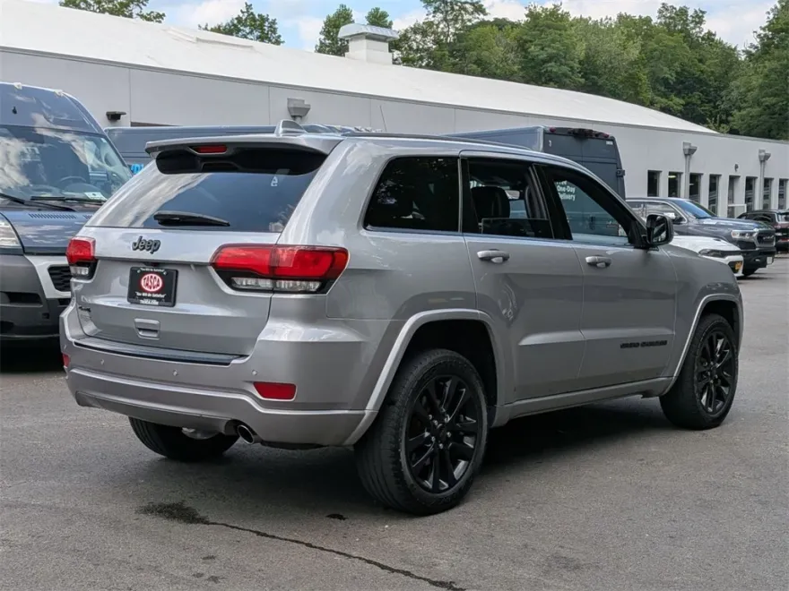 2017 Jeep Grand Cherokee Altitude photo 1