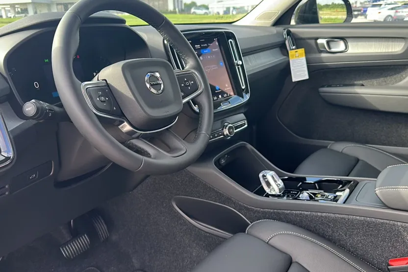 2026 Volvo XC40 Plus photo 1