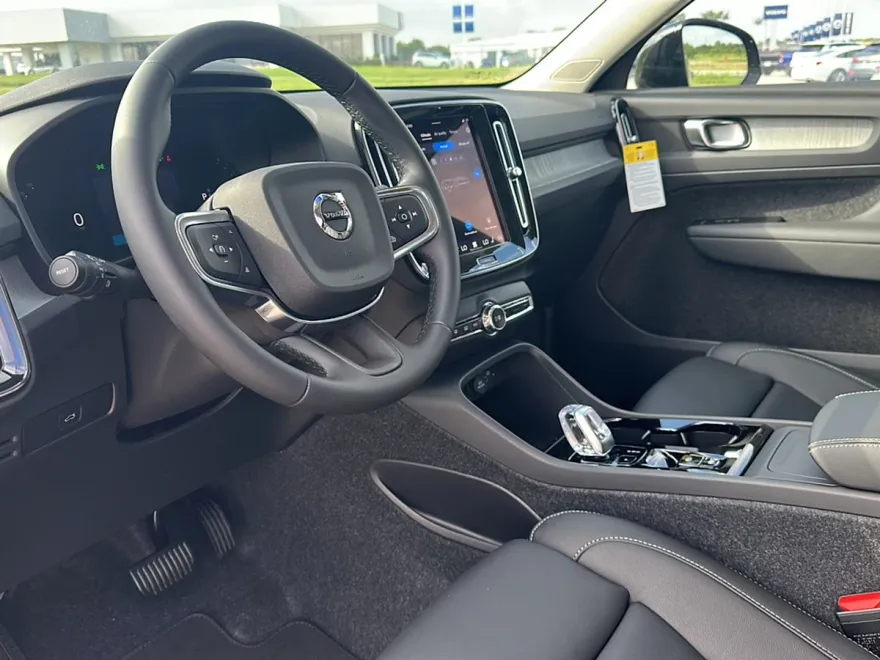 2026 Volvo XC40 Plus photo 1