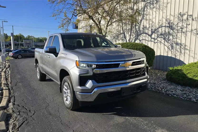 2023 Chevrolet Silverado 1500 LT photo 1