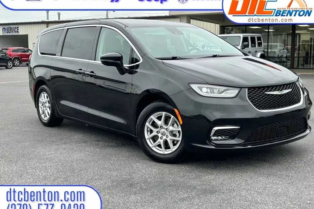2023 Chrysler Pacifica Touring L photo 1