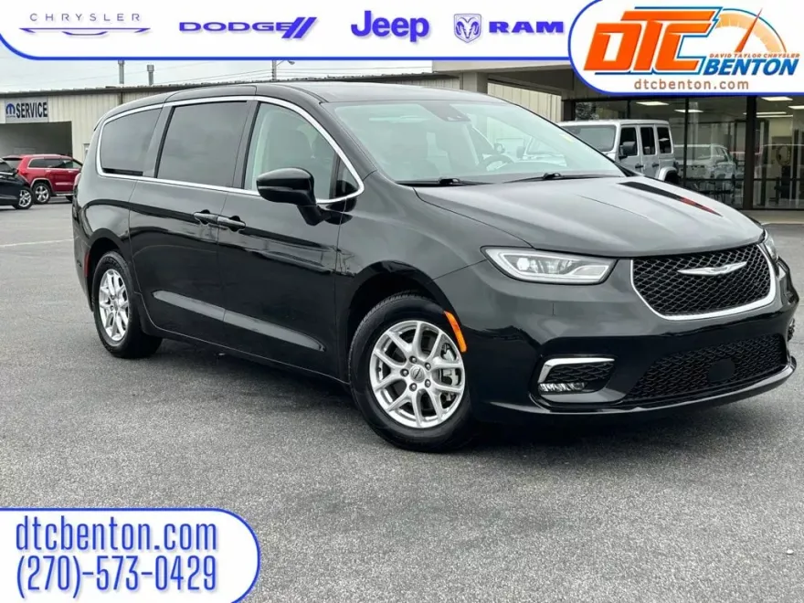 2023 Chrysler Pacifica Touring L photo 1
