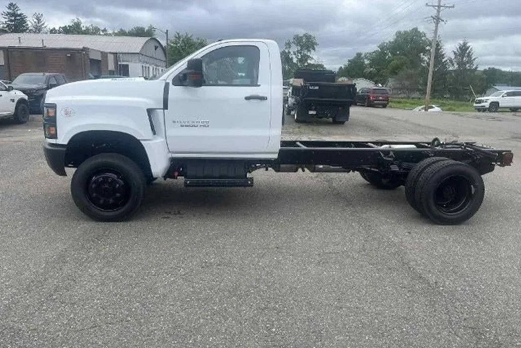2025 Chevrolet Silverado 5500HD Work Truck photo 1
