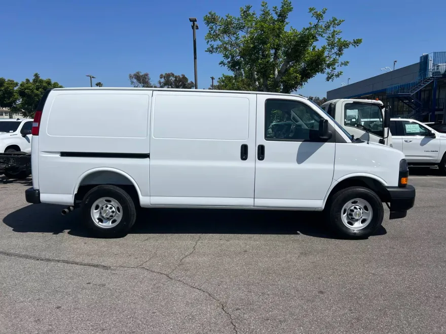 2025 Chevrolet Express Cargo 2500 photo 1