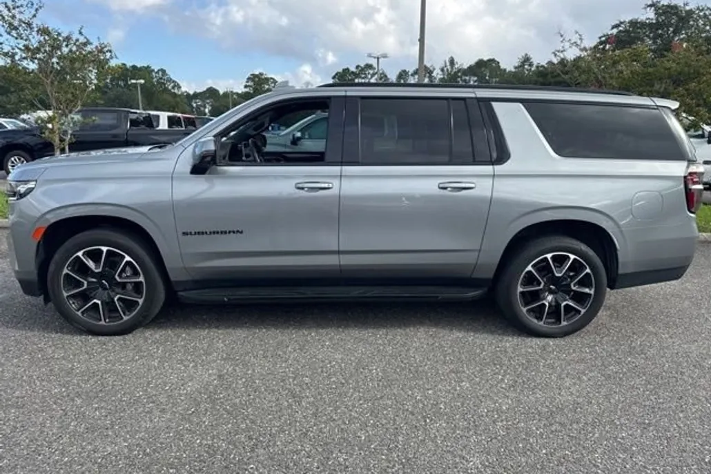 2023 Chevrolet Suburban RST photo 1
