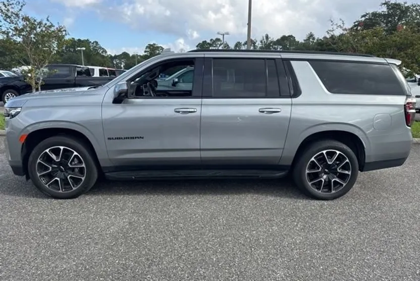 2023 Chevrolet Suburban RST photo 1