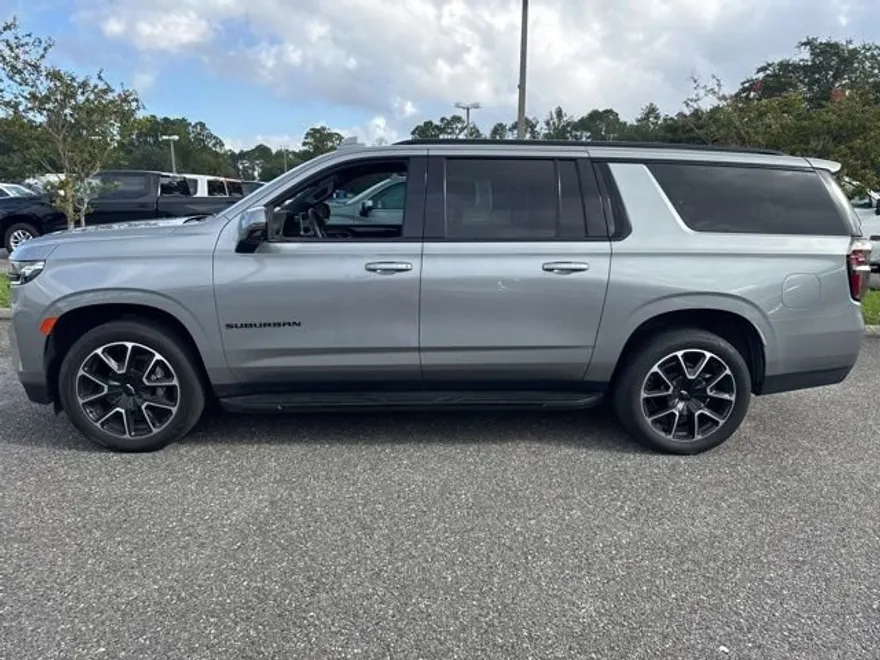 2023 Chevrolet Suburban RST photo 1