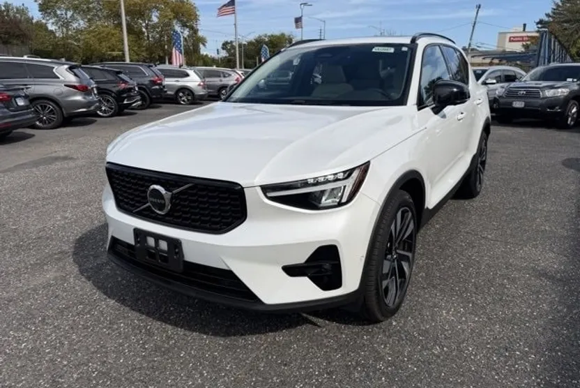 2024 Volvo XC40 Plus photo 1