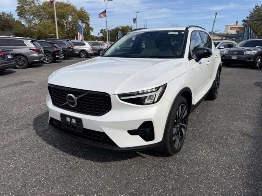 2024 Volvo XC40 Plus photo 1