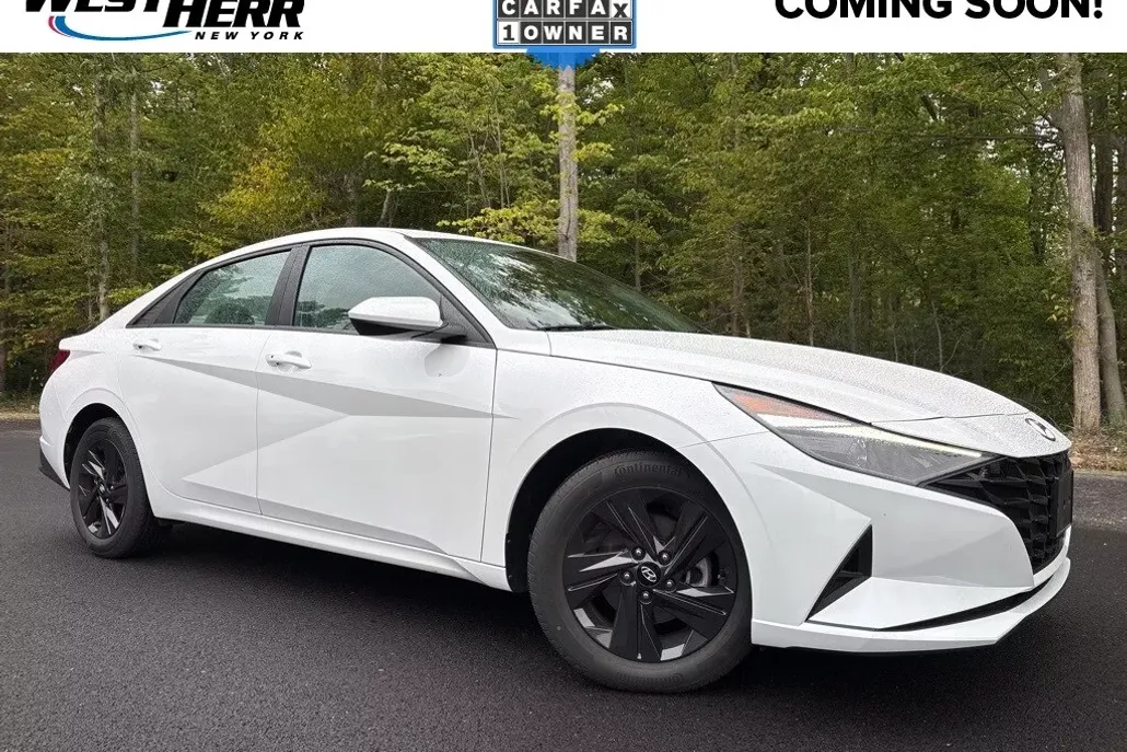 2023 Hyundai Elantra SEL photo 1