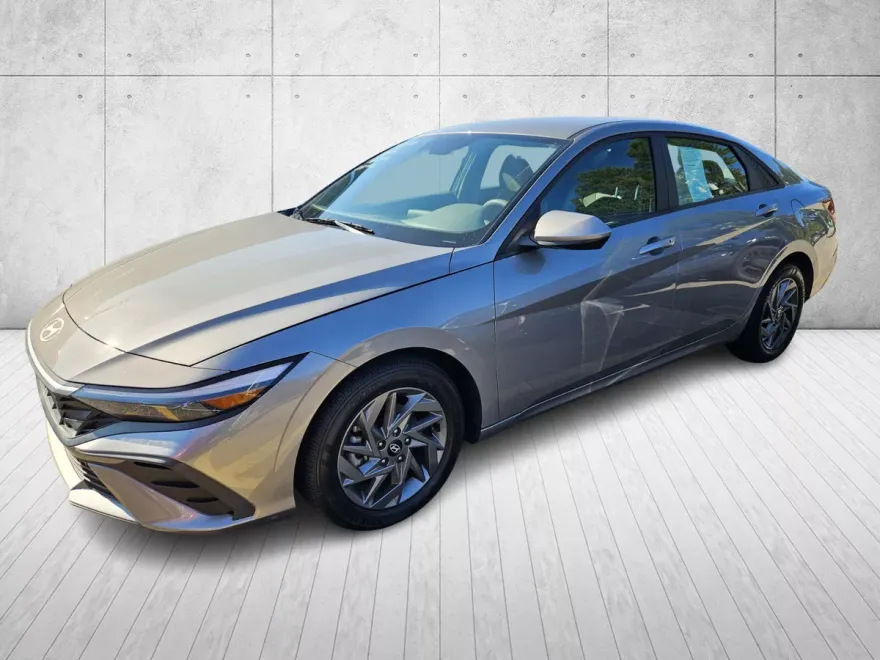 2024 Hyundai Elantra SEL photo 1