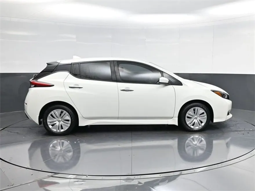 2023 Nissan Leaf S photo 1