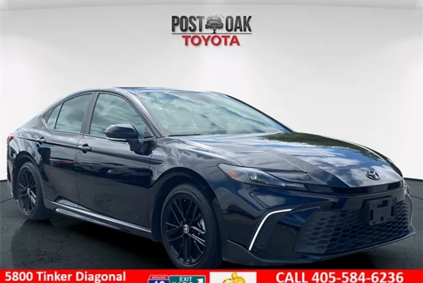 2025 Toyota Camry SE photo 1