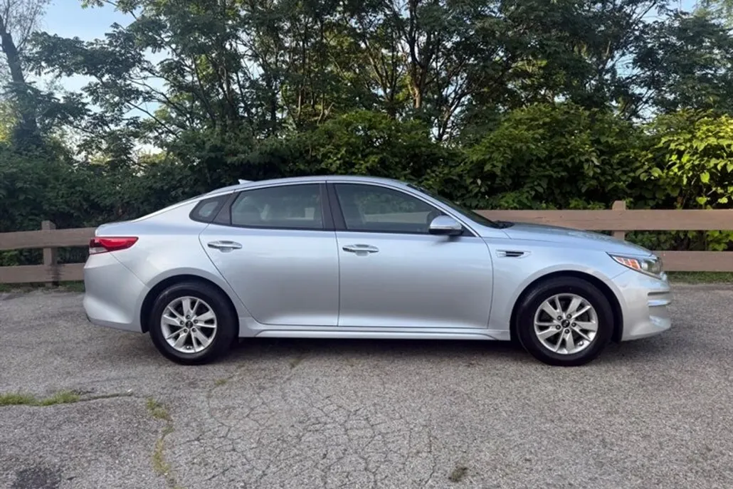 2016 Kia Optima LX photo 1