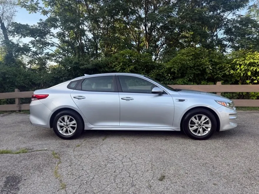 2016 Kia Optima LX photo 1