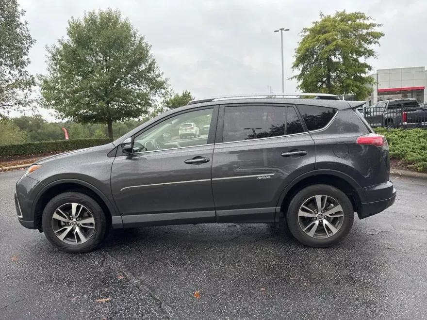2017 Toyota RAV4 XLE photo 1