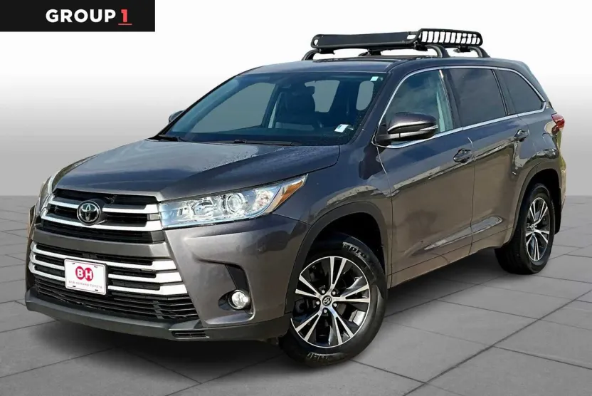 2017 Toyota Highlander LE Plus photo 1