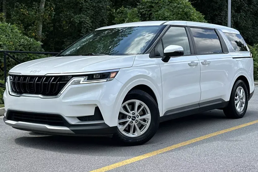 2022 Kia Carnival LX photo 1