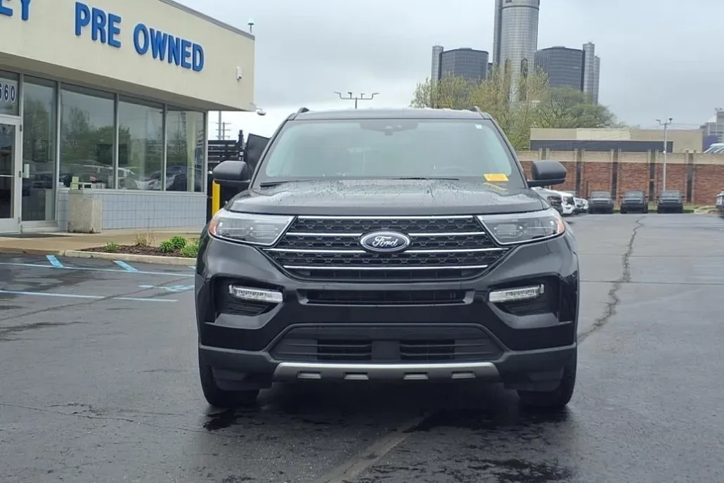 2023 Ford Explorer XLT photo 1