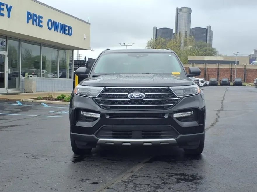 2023 Ford Explorer XLT photo 1