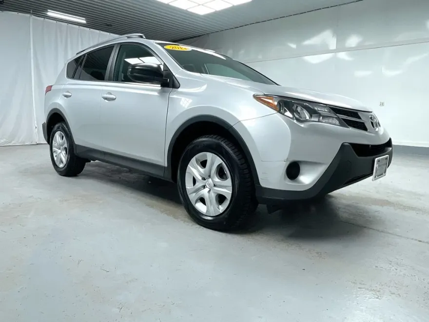 2014 Toyota RAV4 LE photo 1