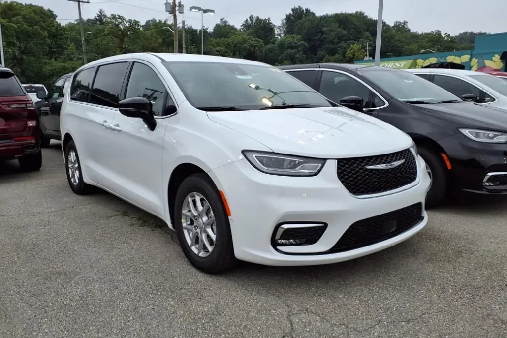 2026 Chrysler Pacifica photo 1