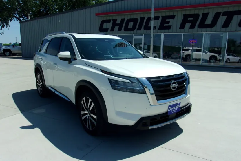 2023 Nissan Pathfinder Platinum photo 1