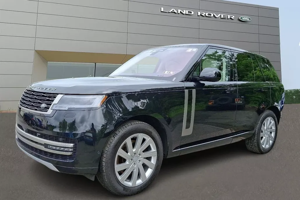 2023 Land Rover Range Rover SE photo 1