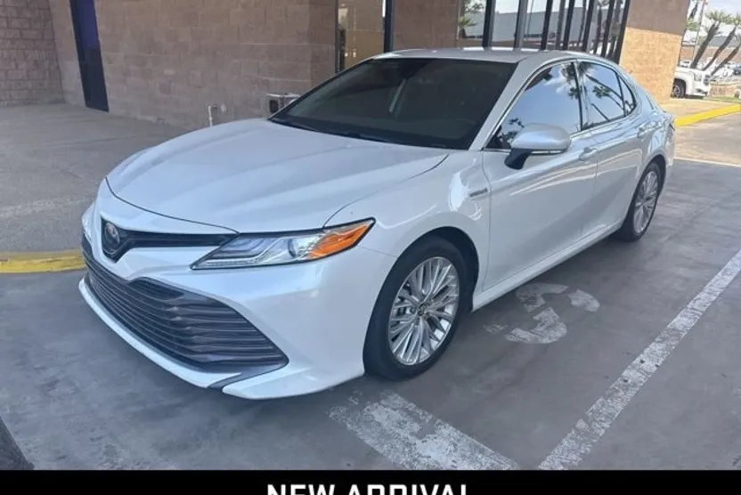 2020 Toyota Camry Hybrid XLE photo 1