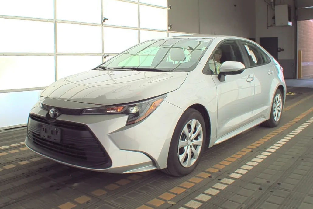 2023 Toyota Corolla LE photo 1