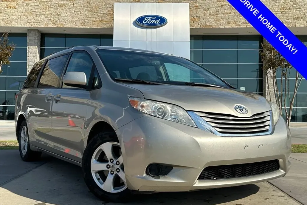 2017 Toyota Sienna LE photo 1