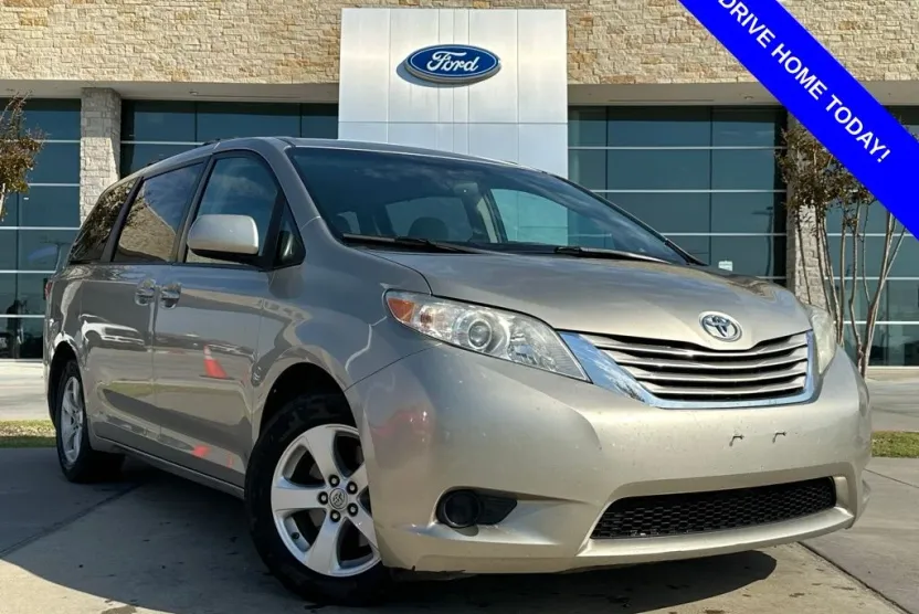 2017 Toyota Sienna LE photo 1