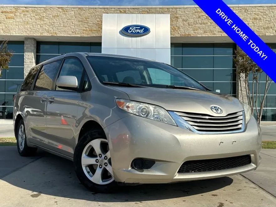 2017 Toyota Sienna LE photo 1