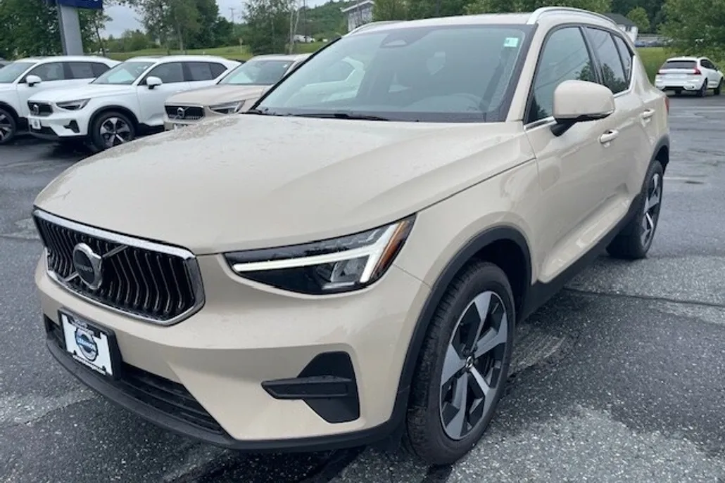 2025 Volvo XC40 Core photo 1