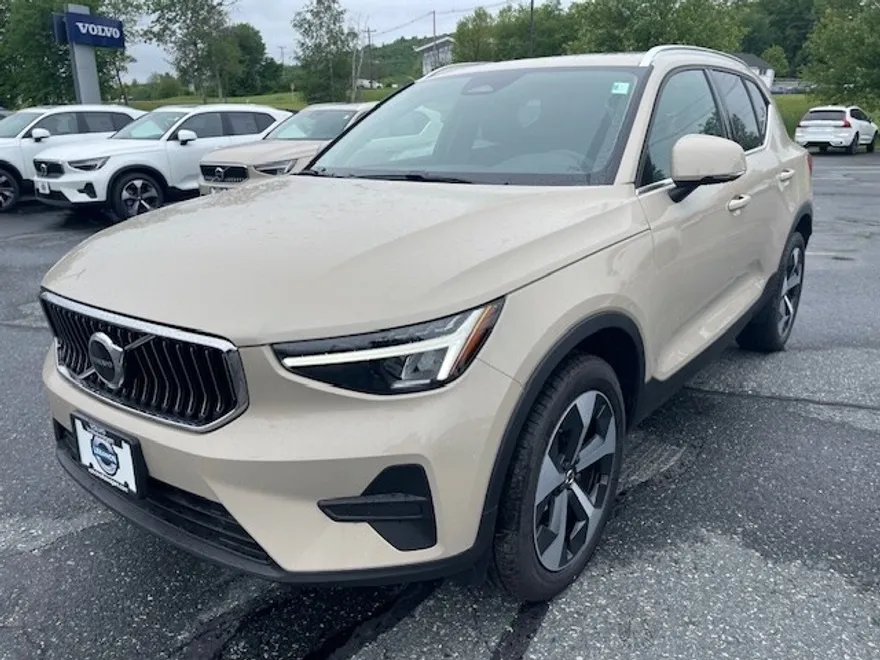 2025 Volvo XC40 Core photo 1