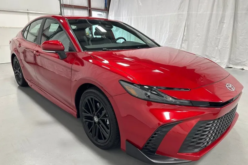 2025 Toyota Camry SE photo 1