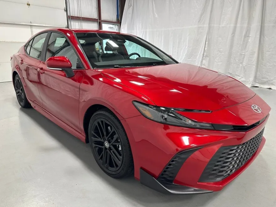 2025 Toyota Camry SE photo 1