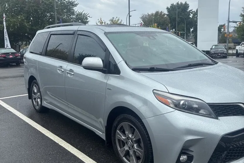 2019 Toyota Sienna SE photo 1