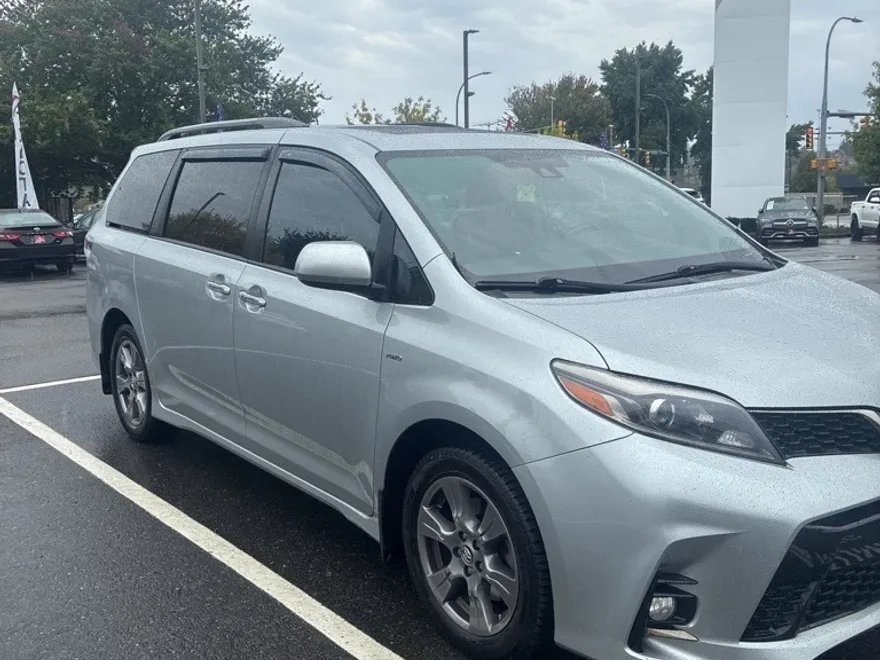 2019 Toyota Sienna SE photo 1