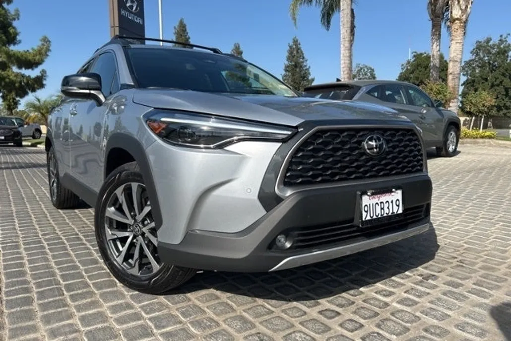 2025 Toyota Corolla Cross XLE photo 1