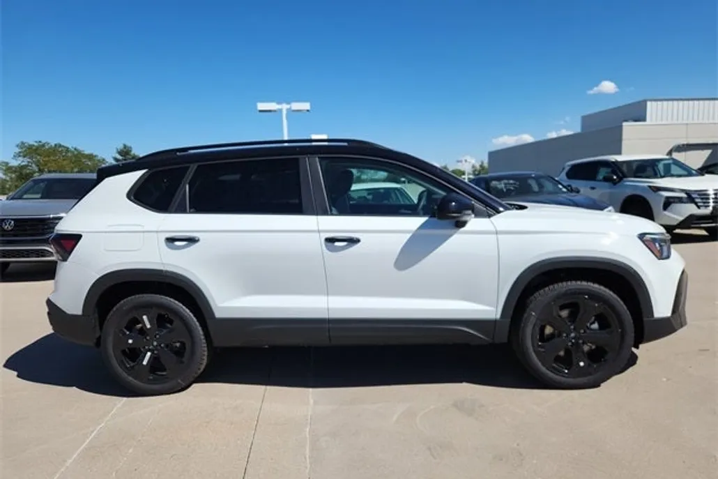 2025 Volkswagen Taos SE photo 1