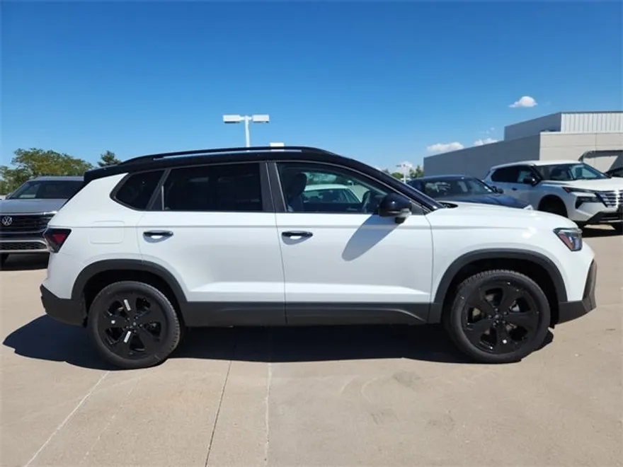 2025 Volkswagen Taos SE photo 1