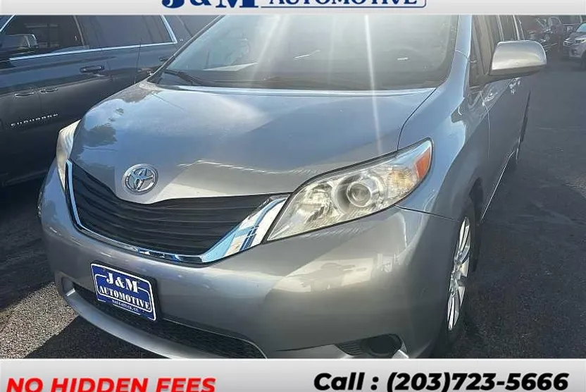 2012 Toyota Sienna LE photo 1
